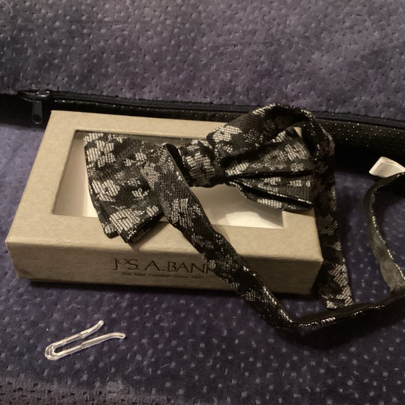 Jos. A. Banks Man’s Grey & Black silk Bow Tie in Box - Picture 5 of 5